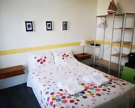 Quarto em Acomodações Particulares Le Bleu Parentale Cuisine Partagee