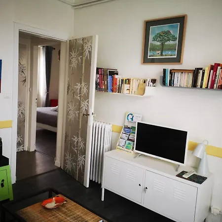 Quarto em Acomodações Particulares Le Bleu Parentale Cuisine Partagee *